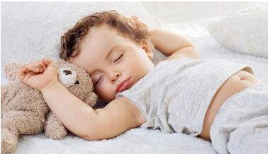 睡眠有助于孩子的生长发育，在夜间成长